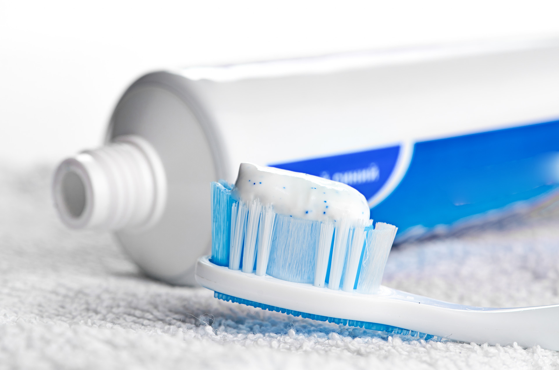 冷知识：刷牙前牙膏到底能不能沾水?